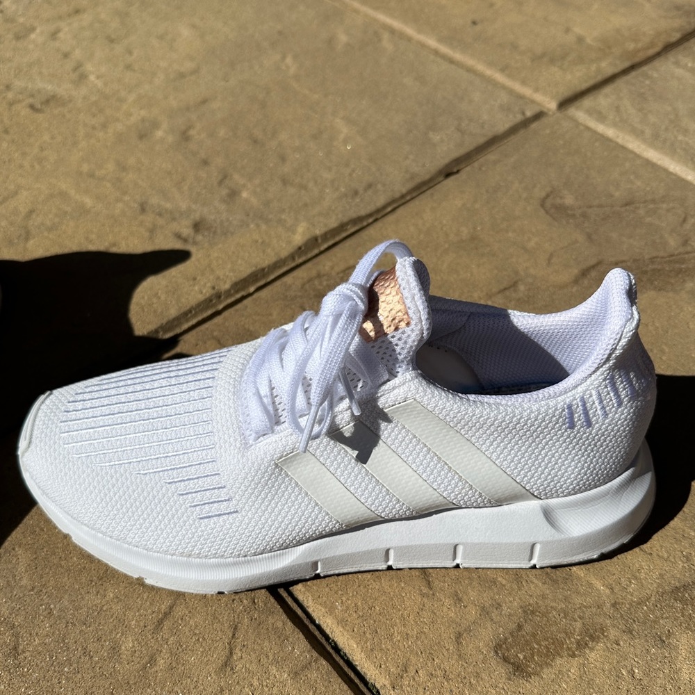 Adidas Swift Run - image 2